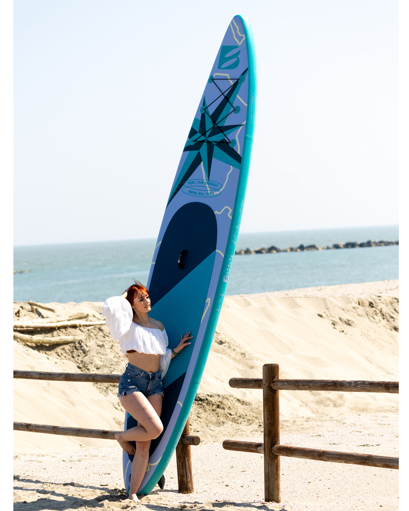 pompowana zgrzewana deska SUP Bass na plaży &ndash; polska marka